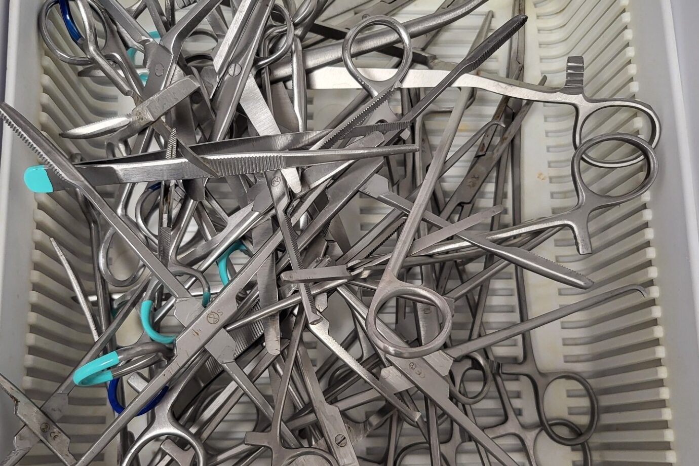 L’Hôpital du Creusot recycle désormais certains dispositifs médicaux métalliques à usage unique.